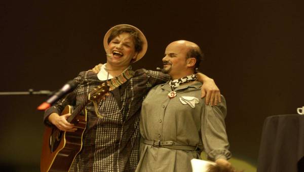 Habe die Ehre - Hebe die Haare