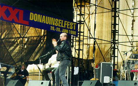 Toni fegt &uuml;ber die B&uuml;hne