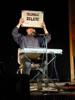 Beim Computer hoassts Disable und Delete, dabei hoassts der S&auml;bel und das Lied