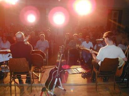 Der blendende Blick von der B&uuml;hne in die Audienzen