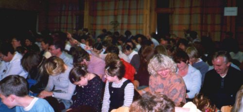 Das Publikum beim headbangen