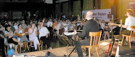 Feuerzeuge hoch, beim Schalele Kaffee
