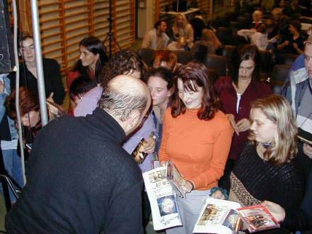 Toni beim CD Verkauf in der Pause