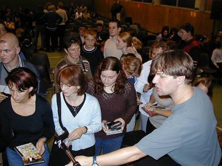 Peter beim CD Verkauf in der Pause