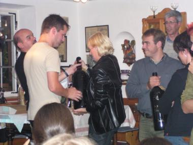 Toni und Peter beim &Uuml;berreichen einer Riesen-Weinflasche...