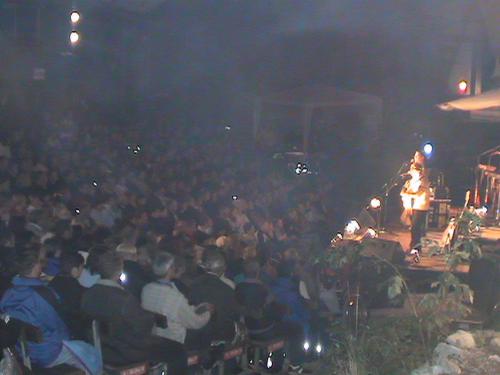 Blick auf B&uuml;hne und vollen Zuschauerraum...