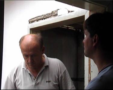 Peter und Seat bei Ruine in Prijedor