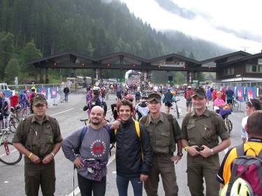 Toni mit Manuel Ortega und den Mannen vom &ouml;sterr. Heer beim Start