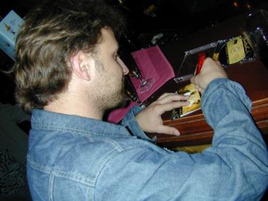 Rissi unterschreibt Bluatschink-CDs