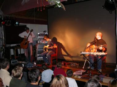 Toni und Peter bitten Bernie Penzias auf die B&uuml;hne