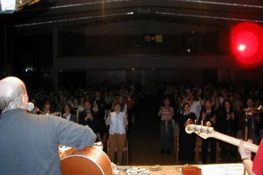 Blick &uuml;ber Tonis Schulter ins Publikum