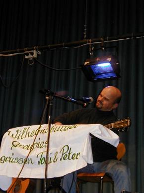 Toni mit Transparent