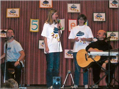 charmante Anmoderation vom Kinderchor Jepca