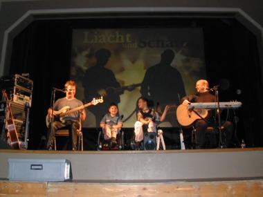 Max u. Tobias singen kr&auml;ftig mit