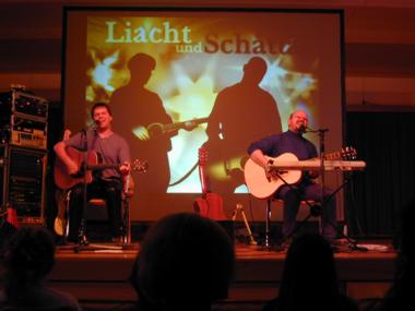 Peter und Toni vor dem Tour-Plakat 'Liacht und Schåtta'