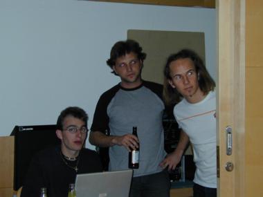 Roadie Anda, Roadie Rissi und Daniel im Technik-Stüberl