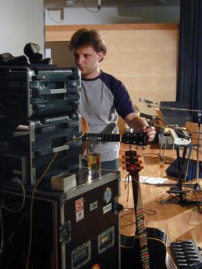 Roadie Rissi stimmt in der Pause die Gitarren nach