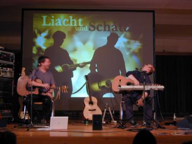 Auf der Leinwand bekommt Tonis Schatten auf einmal Haare...