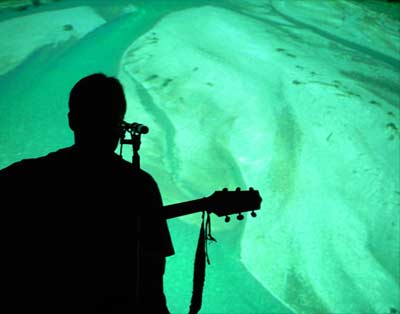 Peter als Schatten vor dem Lech-Perlenmuster