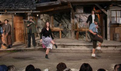 Alexandra (Ines Stockner) und ein Dorfbursche (Hakeem Gumpitsch)