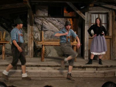 Zwei Dorfburschen (Haakem Gumpitsch und Tobias Hanny) mit Alexandra (Ines Stockner)