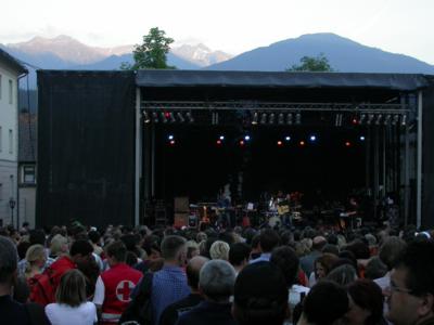 Gewaltige Athmosph&auml;re vor der B&uuml;hne, auf der B&uuml;hne, um die B&uuml;hne herum und im Hintergrund...