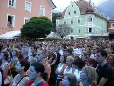 Publikum in blauem Schimmer