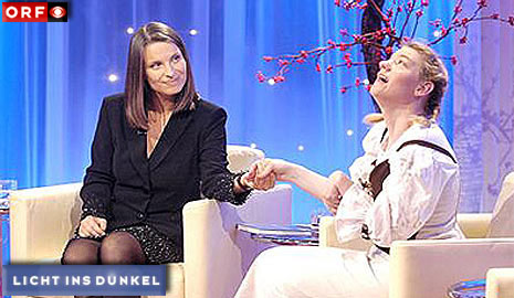 Barbara St&ouml;ckl wird w&auml;hrend der Darbietung von Lisa an der Hand genommen, dabei singt sie lautstark mit!