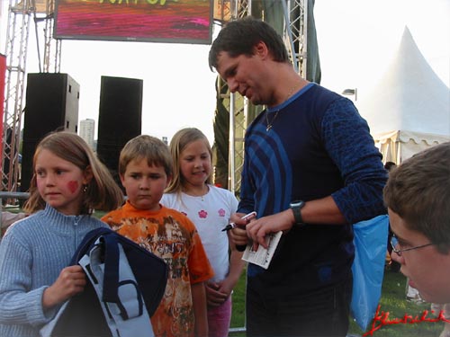 Peter beim Autogramme-Schreiben