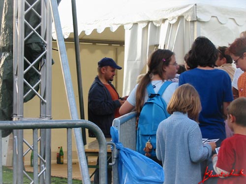 Toni beim Schreiben verschiedenster Widmungen....
