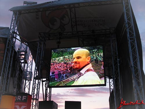 Toni beim Spiel mit der Kamera