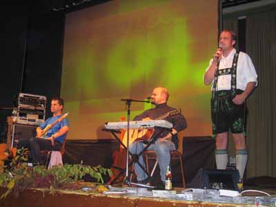 Vorstand Michael Kennerknecht vom Trachtenverein begr&uuml;&szlig;t Bluatschink und das Publikum