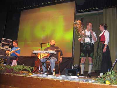 Vorstand Kennerknecht &uuml;berreicht Kassier Bettina Baur Blumen