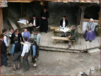 Die Darsteller auf dem Dorfplatz