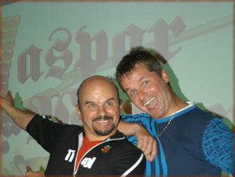 Peter und Toni vor dem Kaspar-Transparent