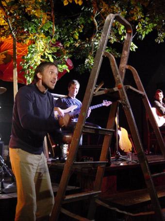 Thomas spielt auf seiner Leiter