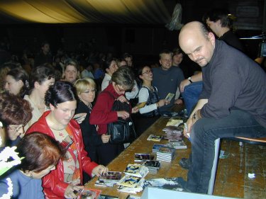 Autogrammstunde und CD-Verkauf in der Pause