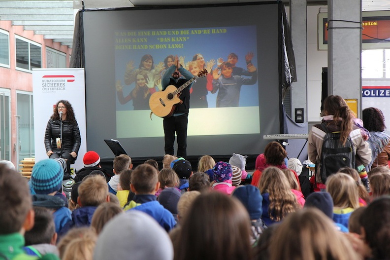 Kinderpolizei_InnsbruckHbf_06.jpg