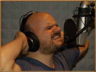 Toni gibt alles vor dem Mikrofon (Foto: Didi Lipkovich)