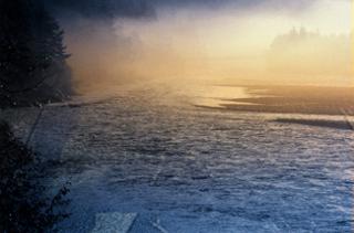 Nebel gibt es im Lechtal selten, doch hier zaubern die ersten Morgenstrahlen eine Bild von magischer Sch&ouml;nheit