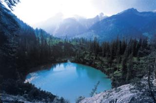 Der Siegelsee im Schwarzwassertal - gespeist ausschlie&szlig;lich durch unterirdische Zubringer und mit einer &uuml;berirdisch anmutenden Farbe