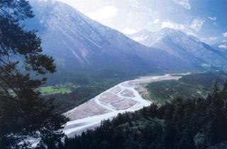 Der Lech bei Forchach: links die harte Verbauung, die das Siedlungsgebiet vor dem 